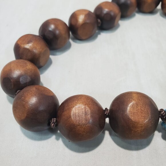Bijou Wooden beaded necklace with magnetic turquoise ball - Picture 4 of 7